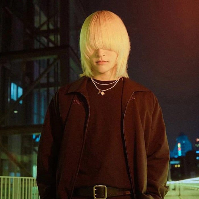 Фотография: Безликая звезда: почему корейский певец прячет лицо за длинными волосами №3 - BigPicture.ru