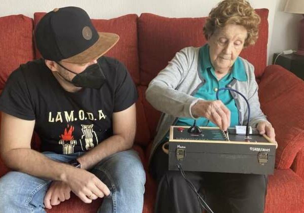 Испанец изобрел для любимой бабушки «аналоговый Telegram»