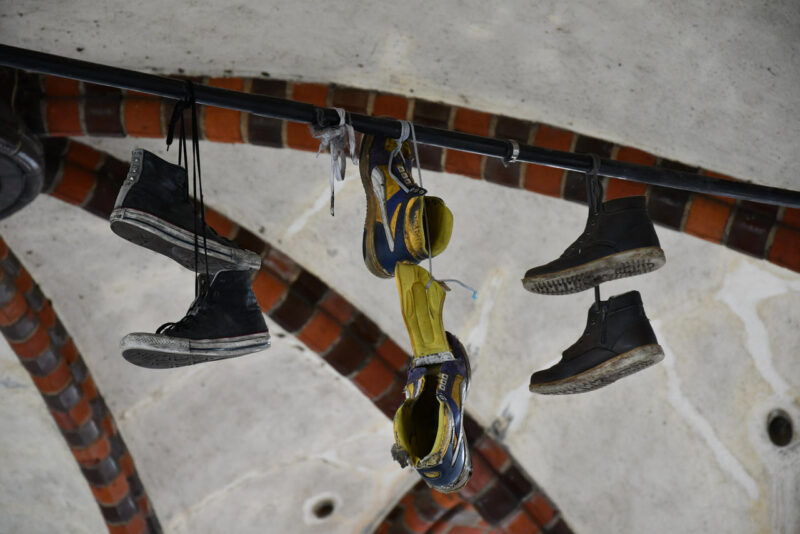 6 теорий, объясняющих странный обычай подвешивать обувь на проводах