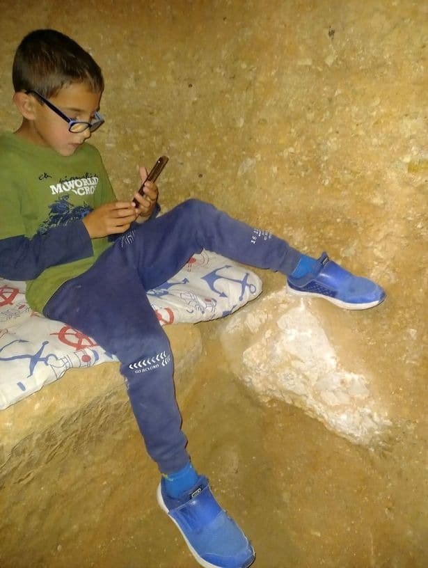 Фотография: Ушел в подполье: парень из Испании вырыл подземный дом в саду после ссоры с родителями №2 - BigPicture.ru