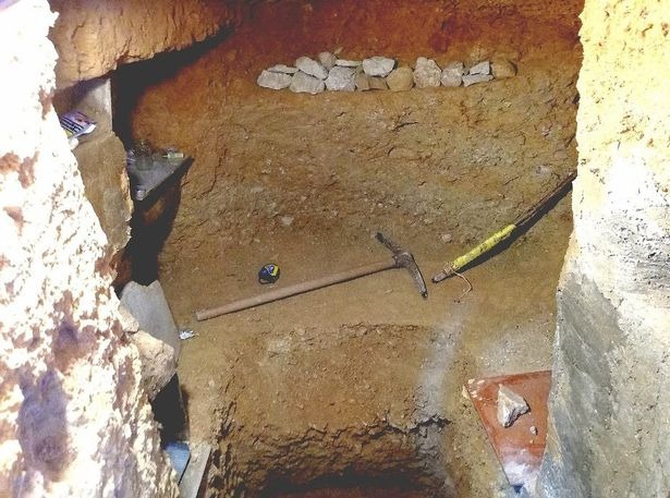 Фотография: Ушел в подполье: парень из Испании вырыл подземный дом в саду после ссоры с родителями №5 - BigPicture.ru