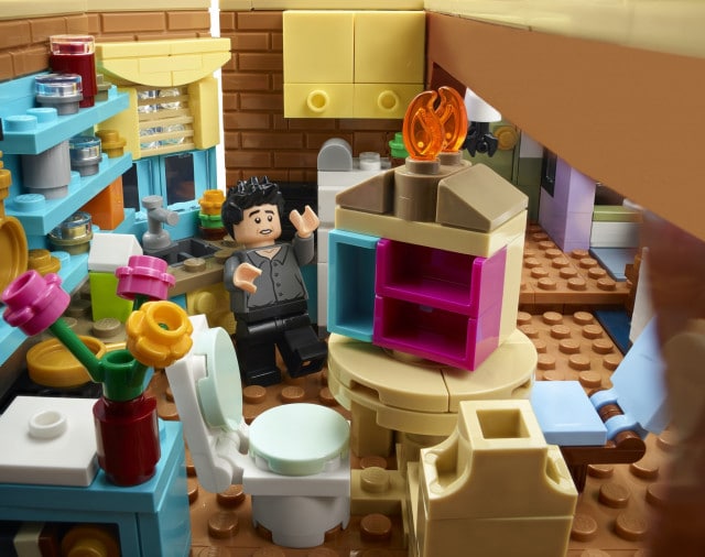 Фотография: 2048 деталей и две квартиры: LEGO выпускает набор по мотивам сериала 