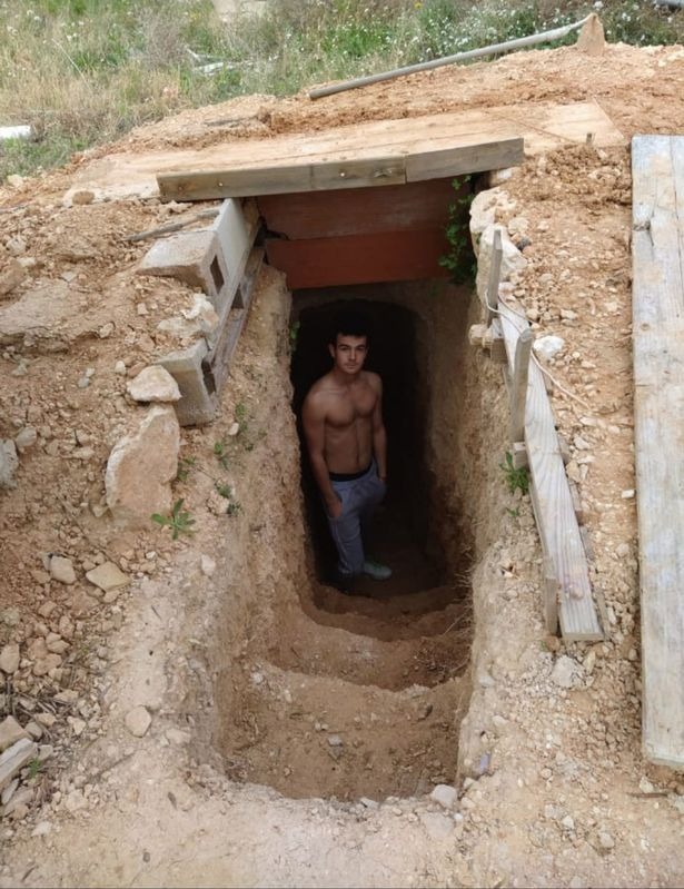 Фотография: Ушел в подполье: парень из Испании вырыл подземный дом в саду после ссоры с родителями №3 - BigPicture.ru