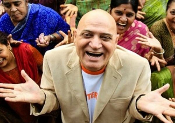 Индийский врач-йог помогает оздоровиться и накачать пресс при помощи смеха