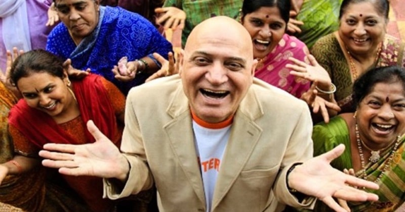 Фотография: Индийский врач-йог помогает оздоровиться и накачать пресс при помощи смеха №1 - BigPicture.ru
