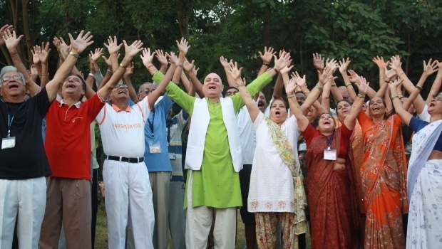Фотография: Индийский врач-йог помогает оздоровиться и накачать пресс при помощи смеха №2 - BigPicture.ru
