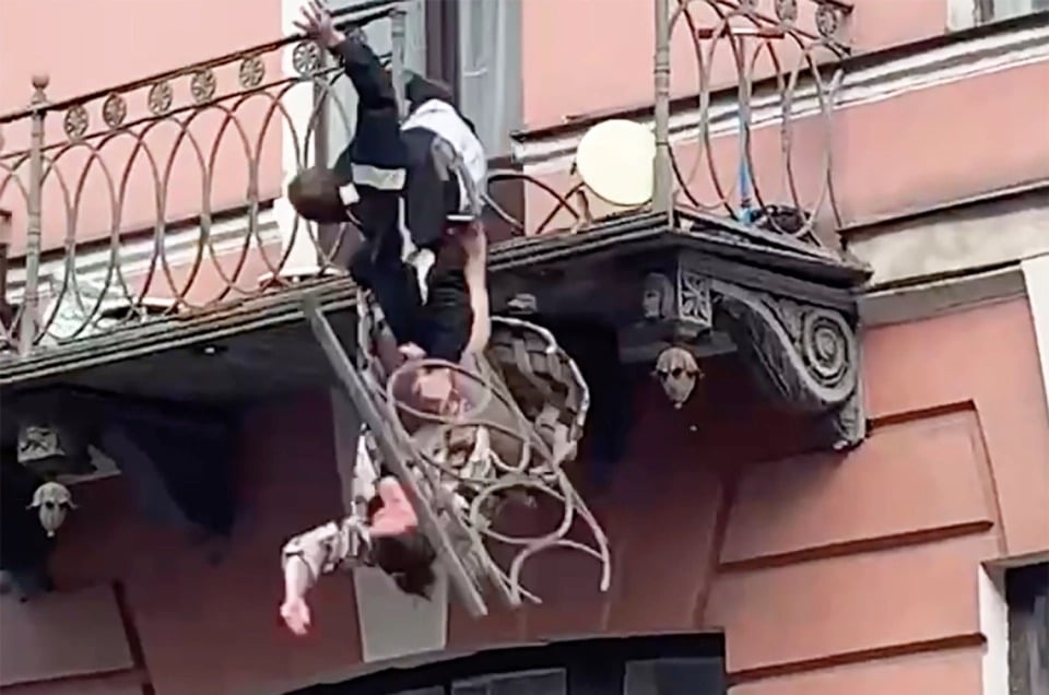 Фотография: Эпичное падение: в Питере пара сорвалась с балкона третьего этажа во время ссоры №2 - BigPicture.ru