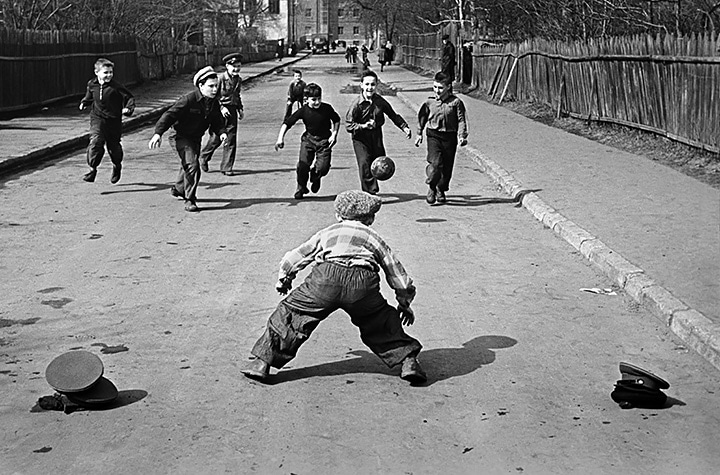 Фотография: Футбол, байки и рукопожатия: почему их строго запрещали советским пионерам №5 - BigPicture.ru