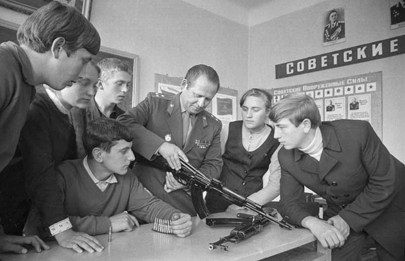 Фотография: Школьные предметы в СССР, которые сегодня считаются бесполезными №4 - BigPicture.ru