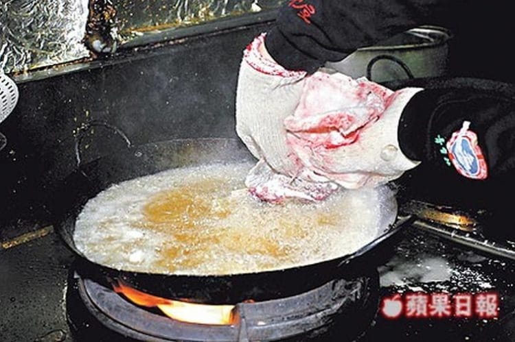 Фотография: Еда живая и мертвая: рыбу инь-ян с живой головой и жареным туловищем запретили в ресторанах Тайваня №2 - BigPicture.ru