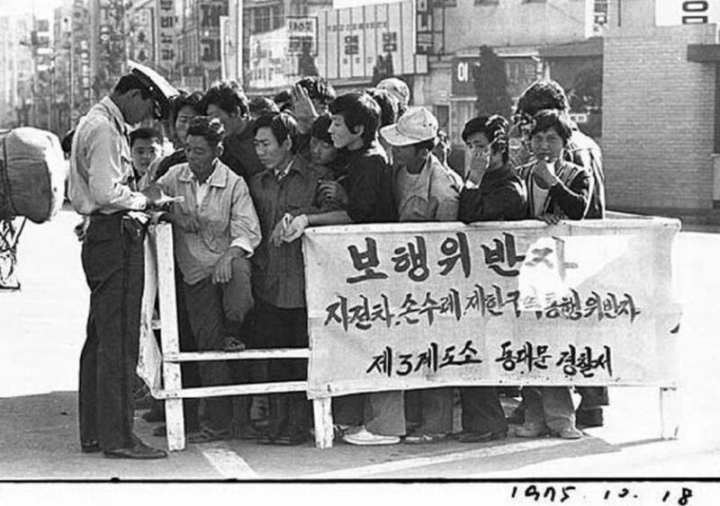 Замеры длины юбок, принудительные стрижки и «клетки позора»: будни Южной Кореи в 70‑х