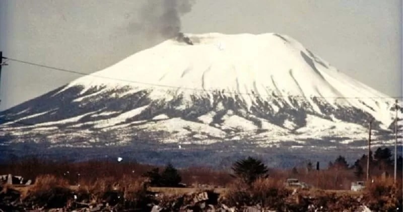Фотография: Самый крутой розыгрыш на 1 апреля: американец одурачил город, вызвав извержение вулкана №1 - BigPicture.ru
