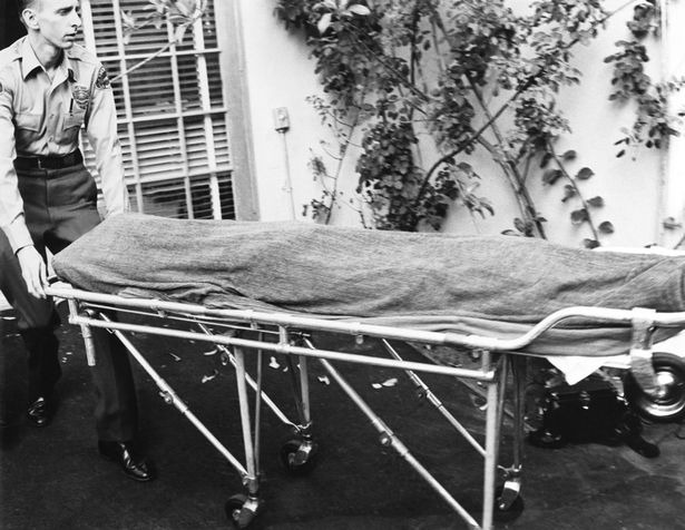 Фотография: Записки гробовщика: мрачные подробности о состоянии тела Мэрилин Монро после ее смерти №3 - BigPicture.ru