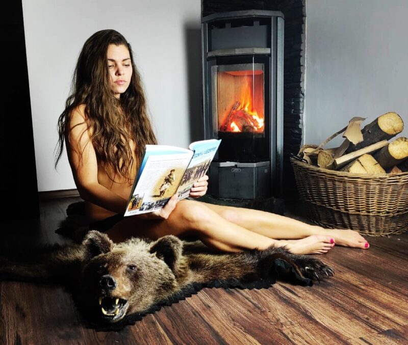 Фотография: Охотница продает свои эротические фото с убитыми животными ради защиты природы №9 - BigPicture.ru