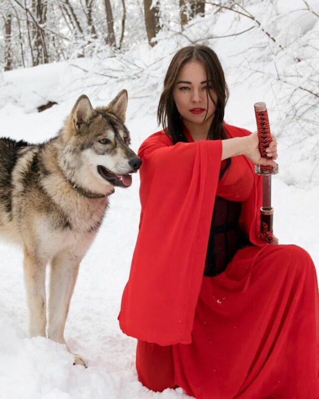 Фотография: Россиянка спасла маленького волчонка и получила верного друга №6 - BigPicture.ru