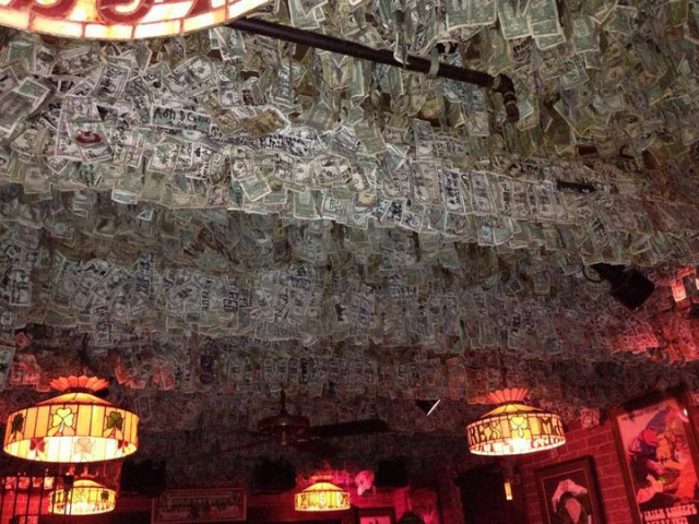 Фотография: Этот паб во Флориде украшен купюрами общей суммой на два миллиона долларов №5 - BigPicture.ru