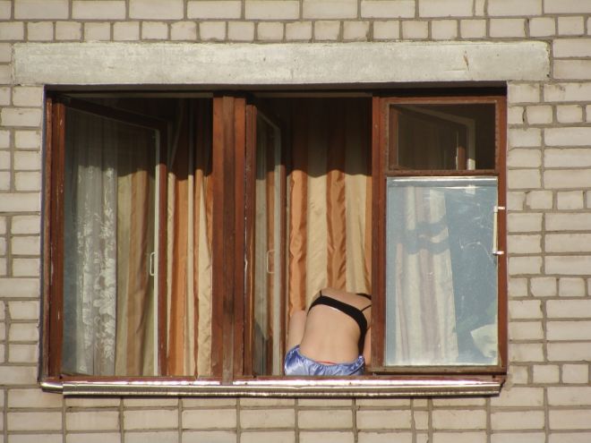 Фотография: 30 примеров экстремальных солнечных ванн на крыше, в окне и не только №18 - BigPicture.ru