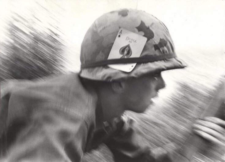Фотография: Зачем американские солдаты во Вьетнаме носили на касках игральные карты №6 - BigPicture.ru