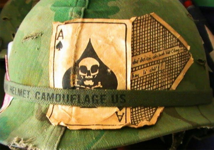 Фотография: Зачем американские солдаты во Вьетнаме носили на касках игральные карты №2 - BigPicture.ru