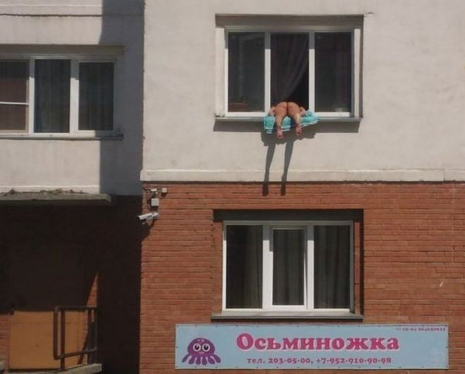 Фотография: 30 примеров экстремальных солнечных ванн на крыше, в окне и не только №22 - BigPicture.ru