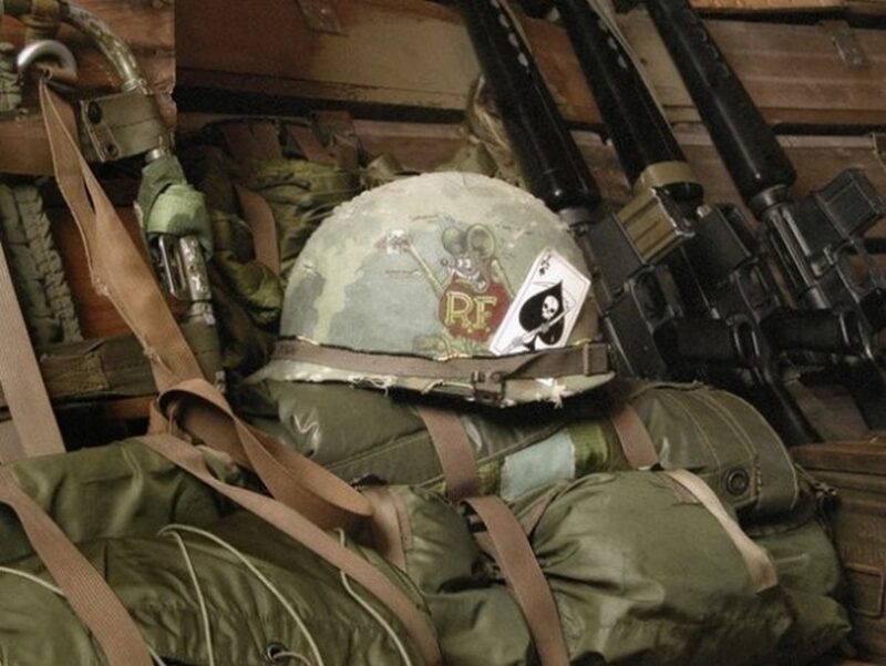 Фотография: Зачем американские солдаты во Вьетнаме носили на касках игральные карты №7 - BigPicture.ru