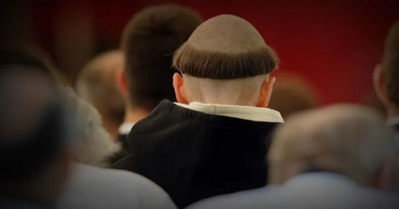 Фотография: Тайна тонзуры: зачем католические монахи выбривали макушку №5 - BigPicture.ru