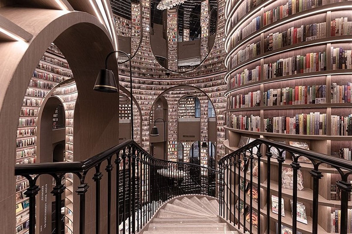 Почти как в Хогвартсе: как выглядит «бесконечный» книжный магазин в Китае