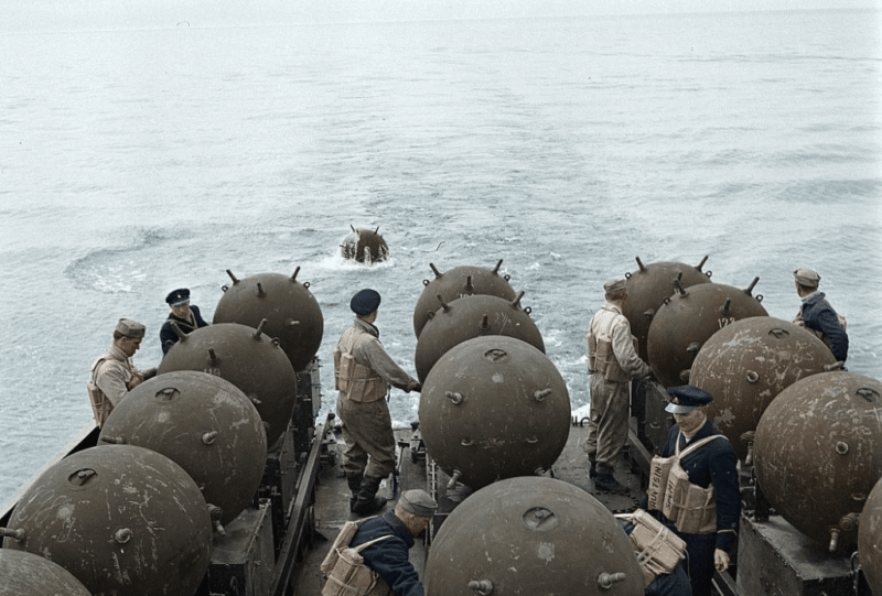 Фотография: Установка морских мин во время Второй мировой войны - BigPicture.ru