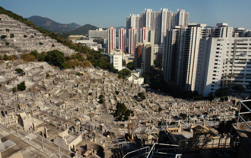 Фотография: Вертикальное кладбище в Гонконге: когда перенаселение касается не только живых №3 - BigPicture.ru