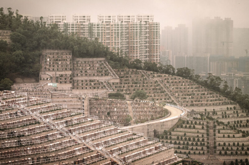 Фотография: Вертикальное кладбище в Гонконге: когда перенаселение касается не только живых №10 - BigPicture.ru