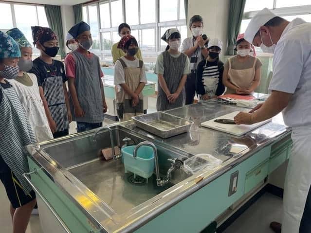Фотография: Ученики японских школ выращивают рыбу, а потом решают, съесть ее или выпустить в океан №3 - BigPicture.ru