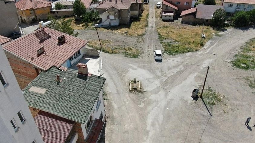 Фотография: Мистическая могила посреди дороги в турецком городе вызывает много вопросов №3 - BigPicture.ru