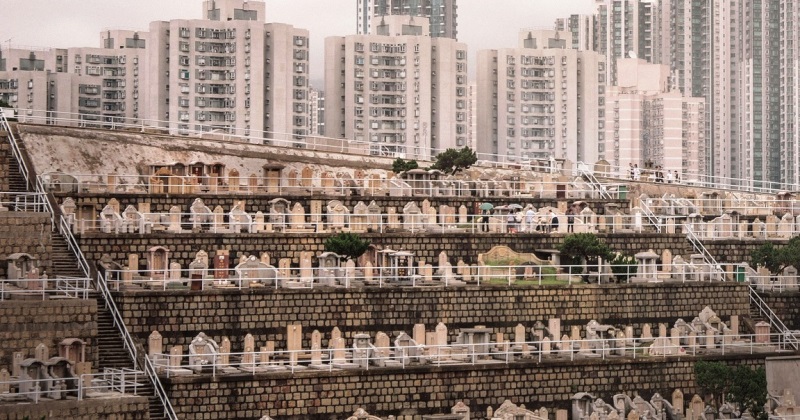 Фотография: Вертикальное кладбище в Гонконге: когда перенаселение касается не только живых №1 - BigPicture.ru