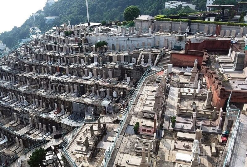 Фотография: Вертикальное кладбище в Гонконге: когда перенаселение касается не только живых №6 - BigPicture.ru
