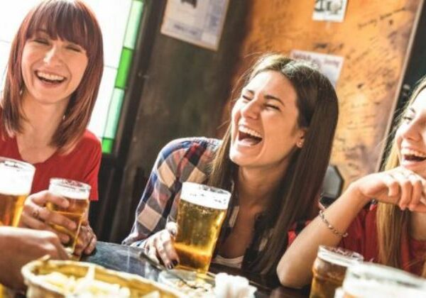 Немецкие ученые объяснили, почему пиво помогает нам стать счастливее