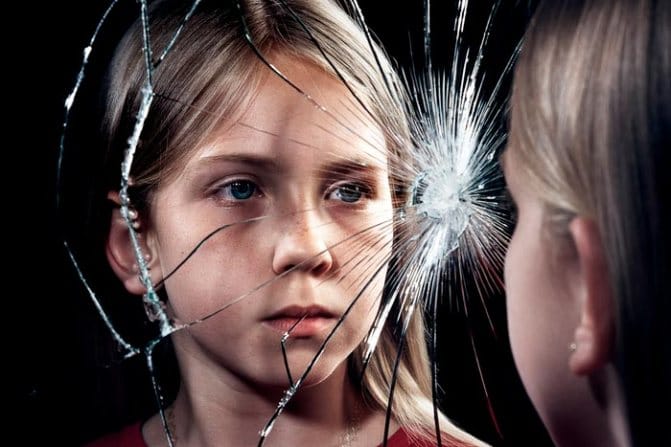 Как появилось суеверие о разбитых зеркалах и почему оно оказалось таким живучим