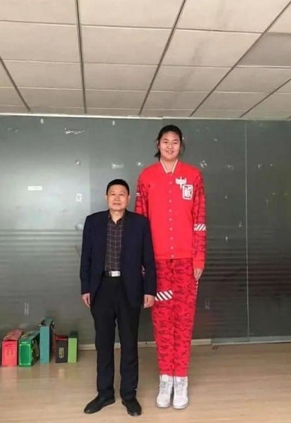 Фотография: Будущая звезда баскетбола: 14-летняя школьница из Китая впечатляет огромным ростом №3 - BigPicture.ru