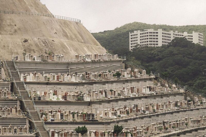 Фотография: Вертикальное кладбище в Гонконге: когда перенаселение касается не только живых №8 - BigPicture.ru