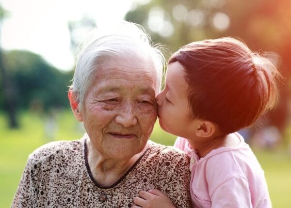 Ложь во имя любви: китаянка 13 лет обманывала бабушку, чтобы не разбить ей сердце