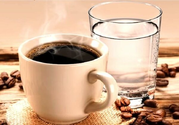 Почему кофе запивают водой: не прихоть, а необходимость