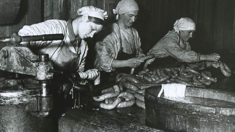 Фотография: Как в СССР делали ливерную колбасу и почему ее называли 