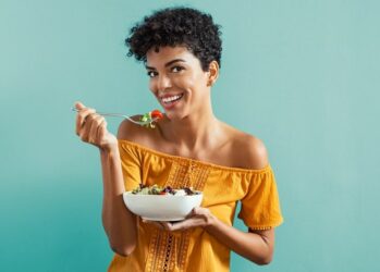 Молодильные яблоки: специалисты назвали продукты, которые снижают биологический возраст