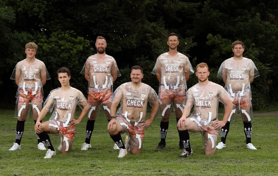 Фотография: Зачем игроки британского футбольного клуба надели прозрачную форму №1 - BigPicture.ru