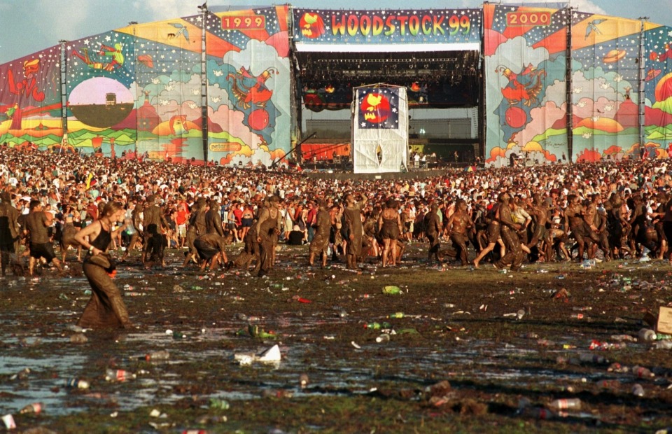 Фотография: Мошпит, огонь и вонь: как проходил фестиваль Вудсток в 1999 году №8 - BigPicture.ru