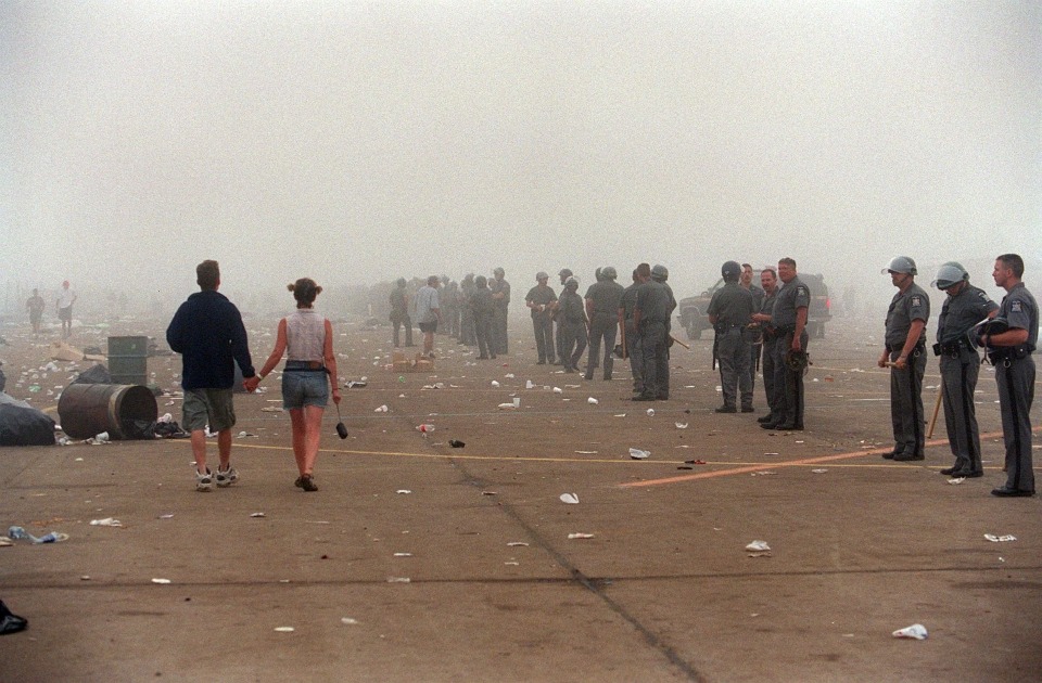 Фотография: Мошпит, огонь и вонь: как проходил фестиваль Вудсток в 1999 году №5 - BigPicture.ru