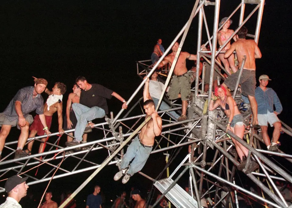 Фотография: Мошпит, огонь и вонь: как проходил фестиваль Вудсток в 1999 году №9 - BigPicture.ru
