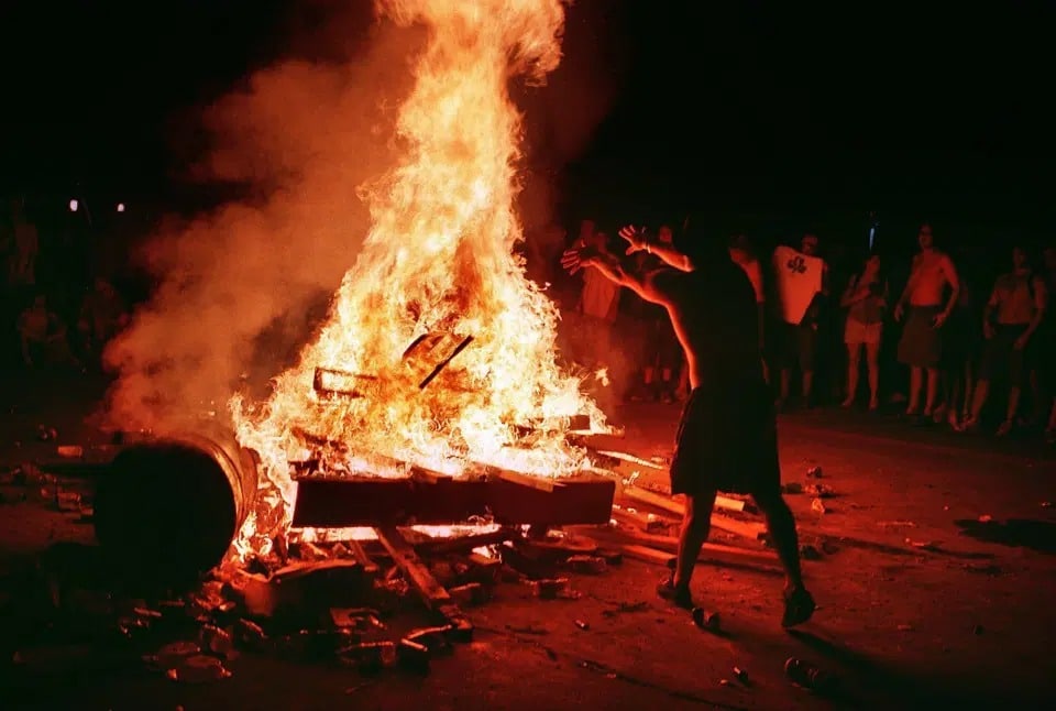 Фотография: Мошпит, огонь и вонь: как проходил фестиваль Вудсток в 1999 году №14 - BigPicture.ru