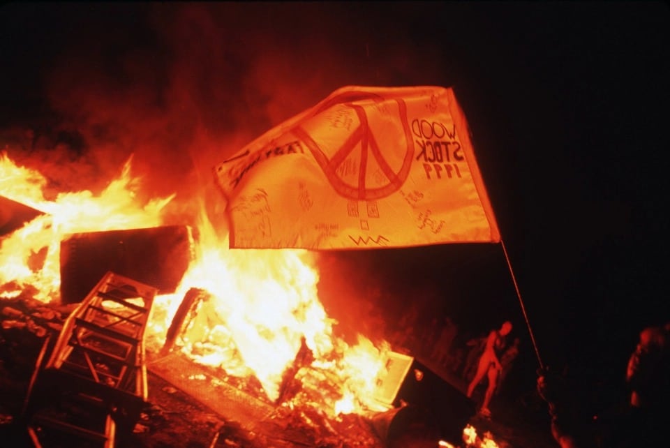 Фотография: Мошпит, огонь и вонь: как проходил фестиваль Вудсток в 1999 году №4 - BigPicture.ru