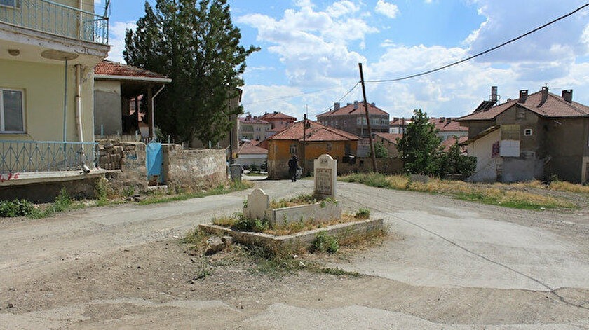 Фотография: Мистическая могила посреди дороги в турецком городе вызывает много вопросов №4 - BigPicture.ru