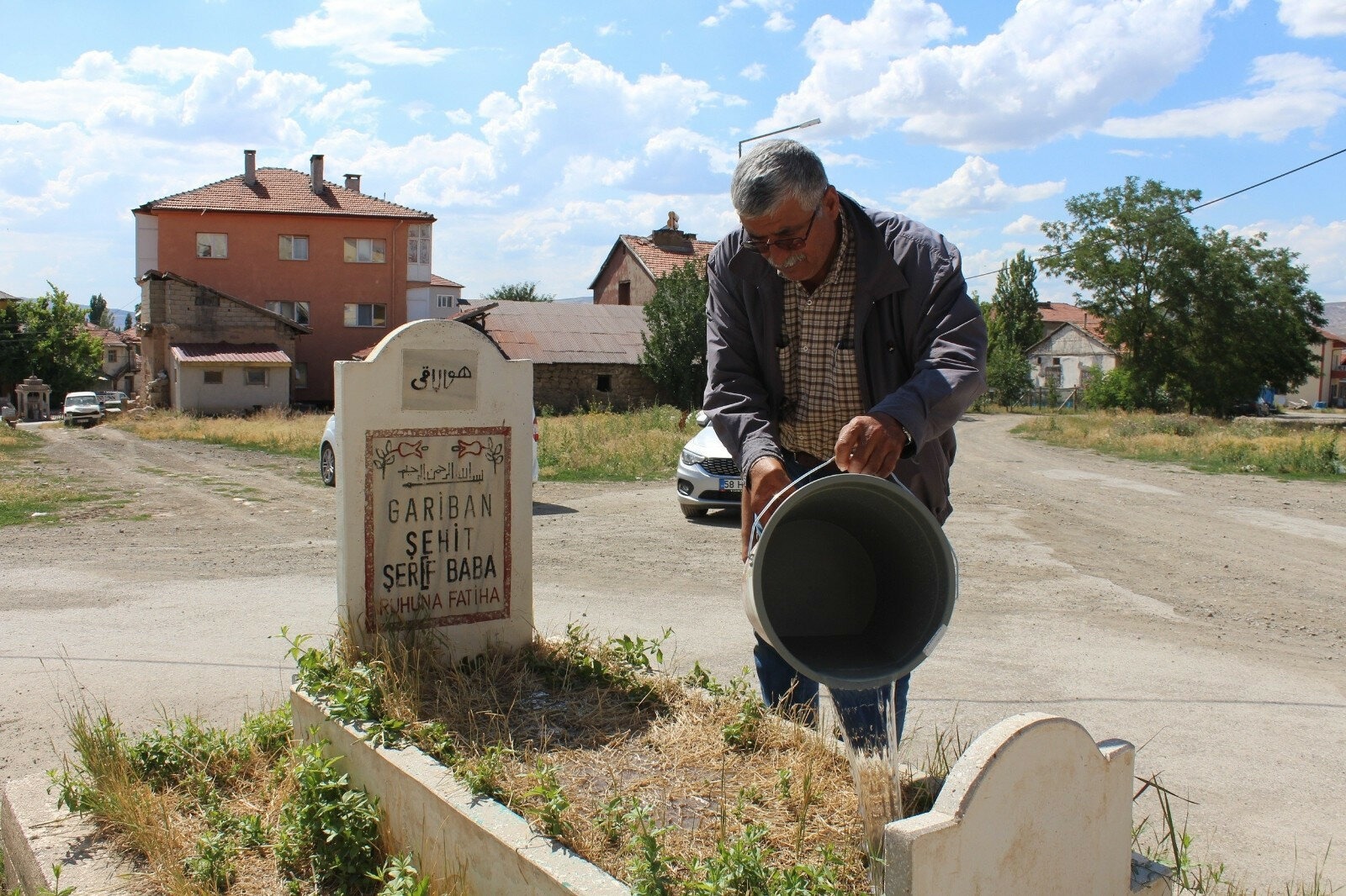 Фотография: Мистическая могила посреди дороги в турецком городе вызывает много вопросов №2 - BigPicture.ru